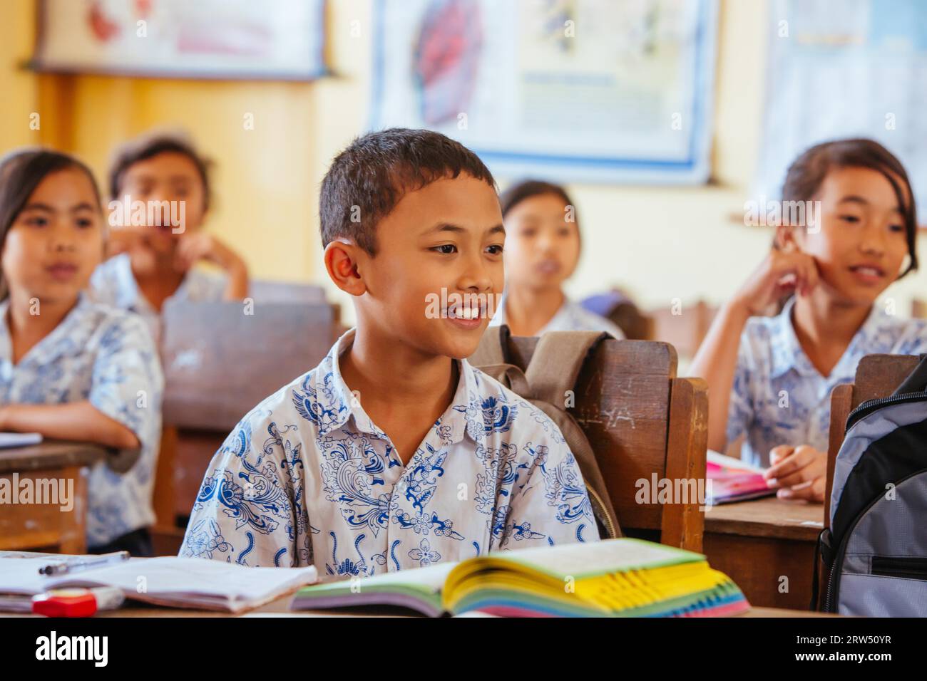 Sekretariat Bebek Lingsir, Indonesia, 4 settembre 2014: Bambini delle scuole balinesi che frequentano una lezione a Bali, Indonesia Foto Stock