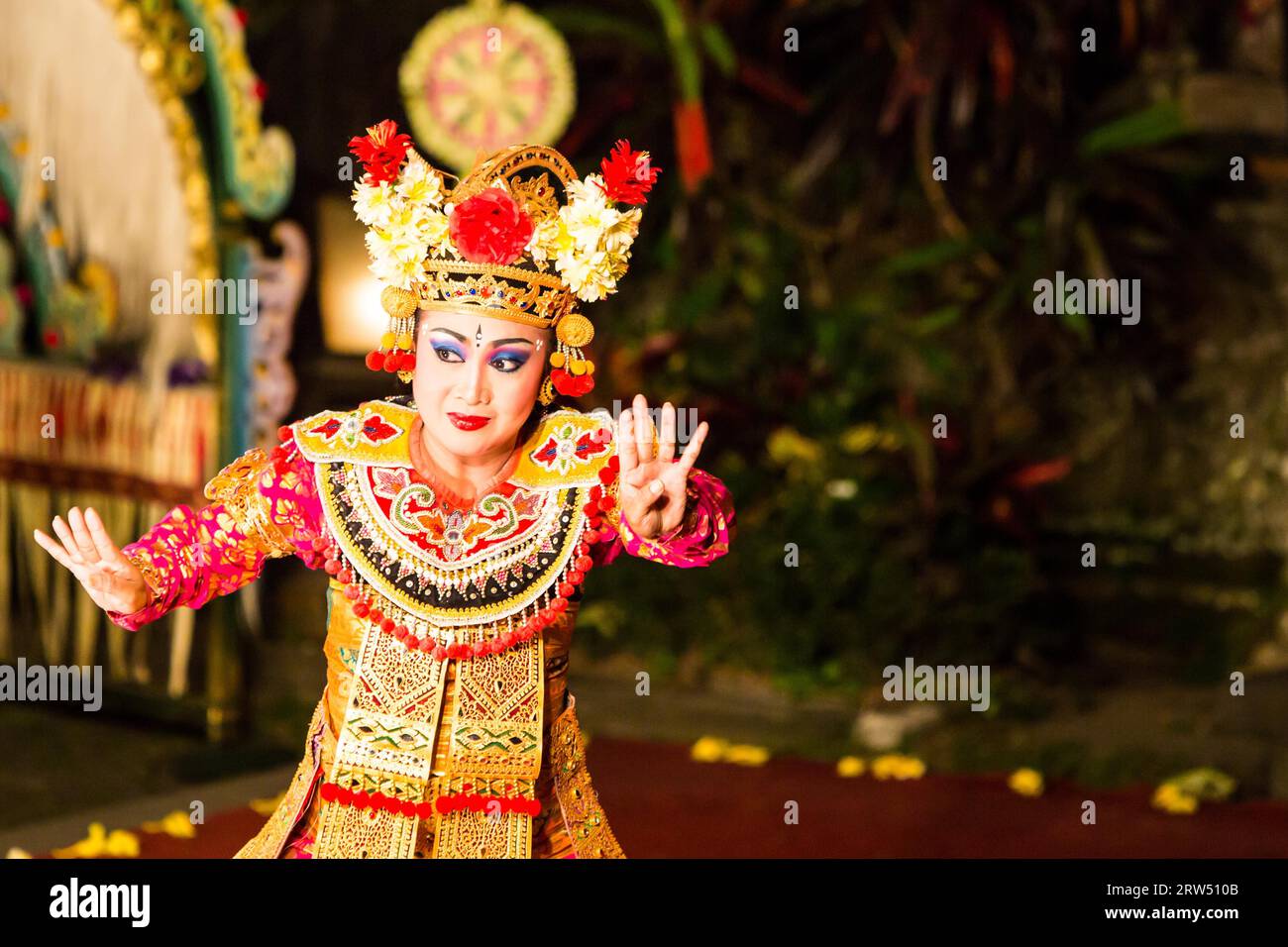 UBUD, BALI, INDONESIA, 5 settembre 2014: Uno spettacolo tradizionale balinese nel centro di Ubud, Bali, Indonesia Foto Stock