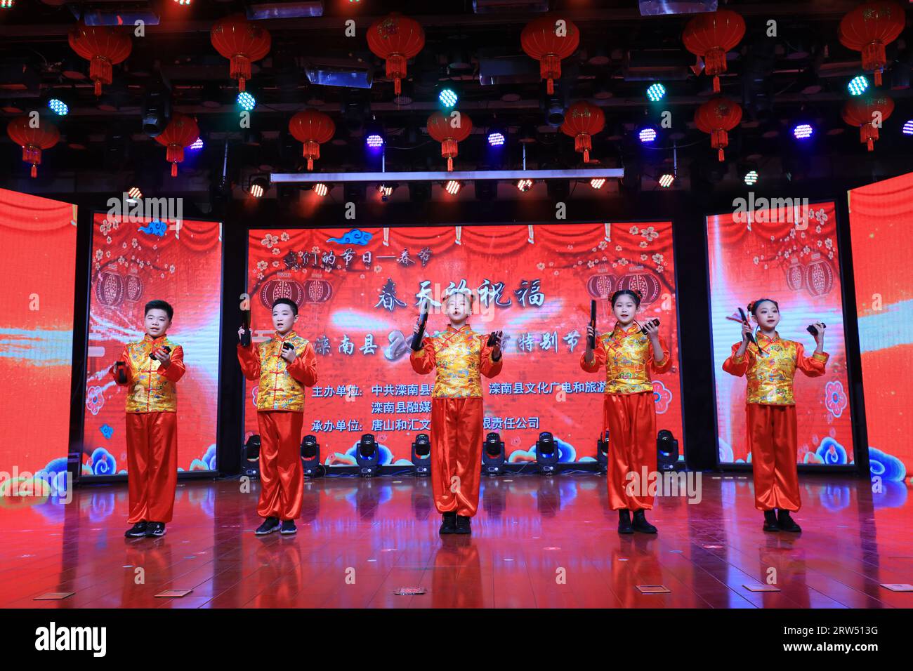 CONTEA DI LUANNAN, provincia di Hebei, Cina - 28 gennaio 2021: Spettacolo rap Children's Allegro sul palco. Foto Stock