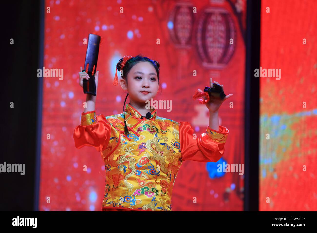 CONTEA DI LUANNAN, provincia di Hebei, Cina - 28 gennaio 2021: Spettacolo rap Children's Allegro sul palco. Foto Stock