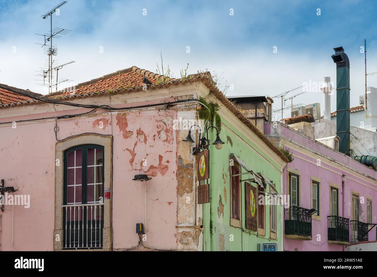 Cascais, Portogallo, 22 aprile 2014: Facciate nella via della città vecchia di Cascais, una popolare destinazione turistica vicino alla città di Lisbona, Portogallo Foto Stock