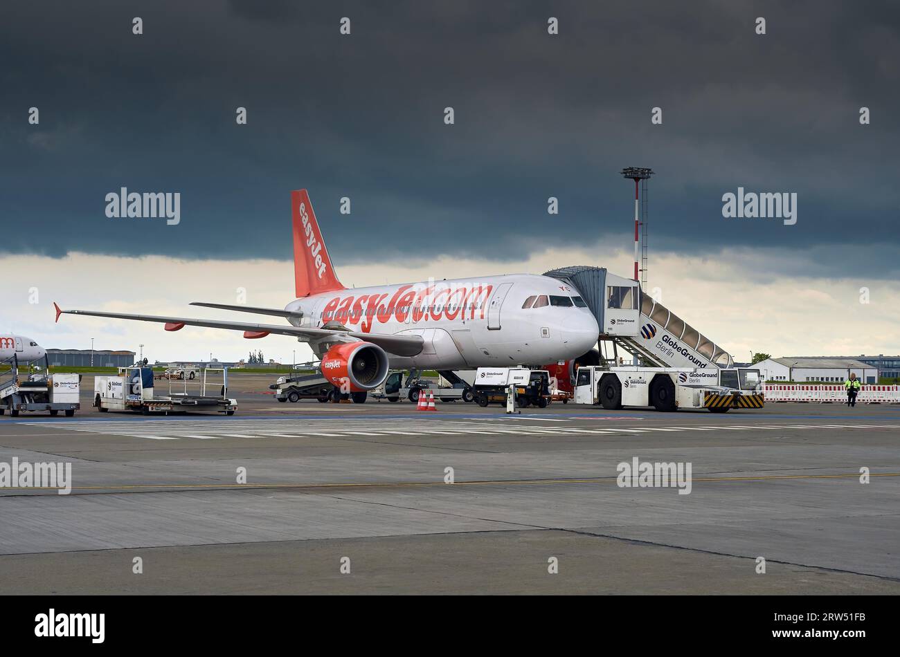 Berlino, Germania, 9 maggio 2014: Aerei easyjet in attesa sul campo di aviazione di Berlino Schoenefeld, SFX (EDDB) Foto Stock