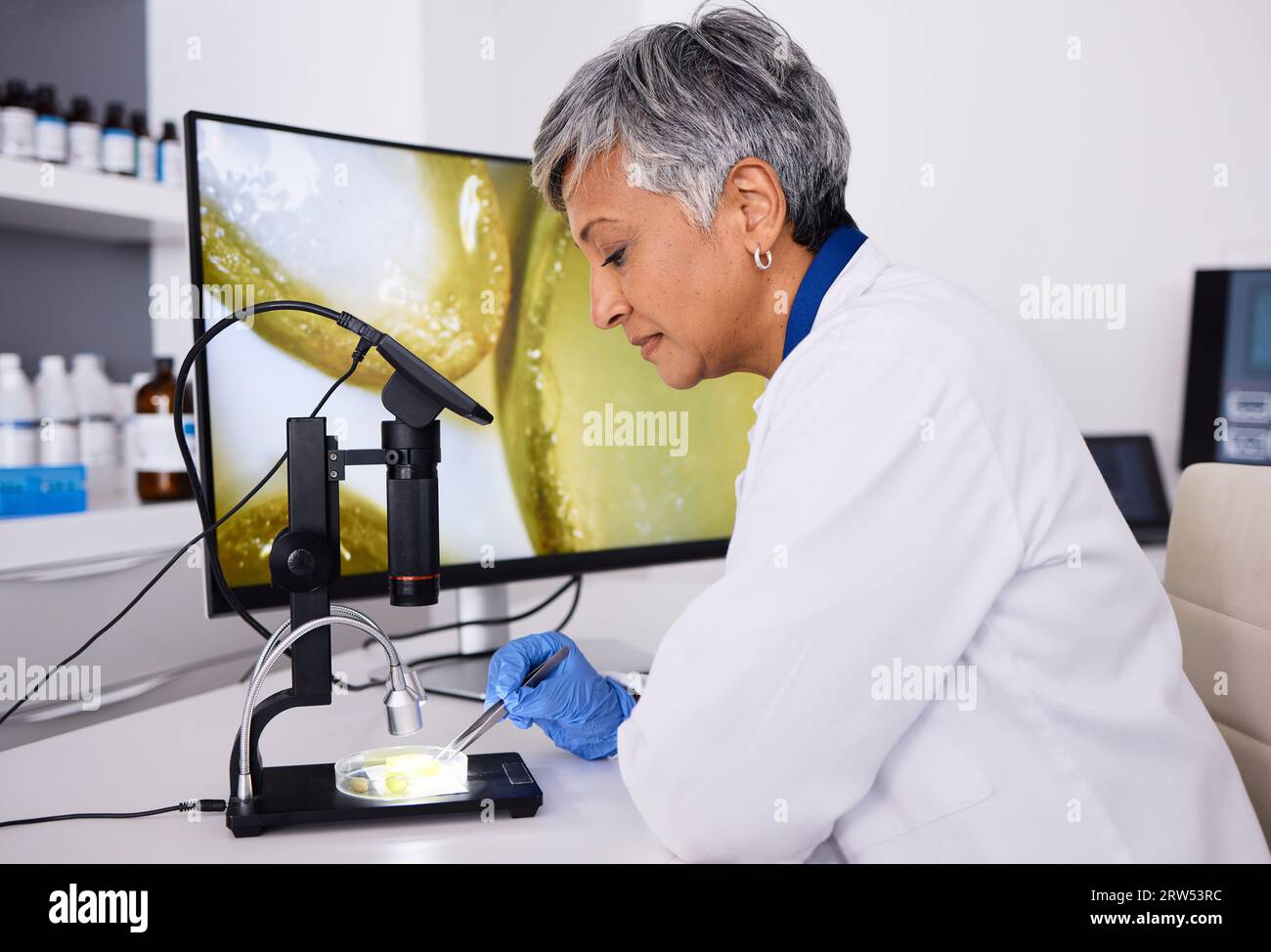 Microscopio, schermo o scienziato con pianta per la ricerca, test di laboratorio o innovazione per lo studio agricolo. Scienza, maturo o esperto con foglia di aloe vera Foto Stock