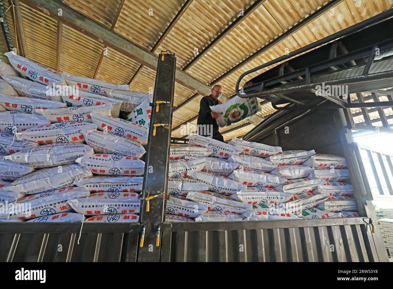 CONTEA DI LUANNAN, provincia di Hebei, Cina - 27 febbraio 2021: I lavoratori caricano fertilizzanti composti in una fabbrica Foto Stock