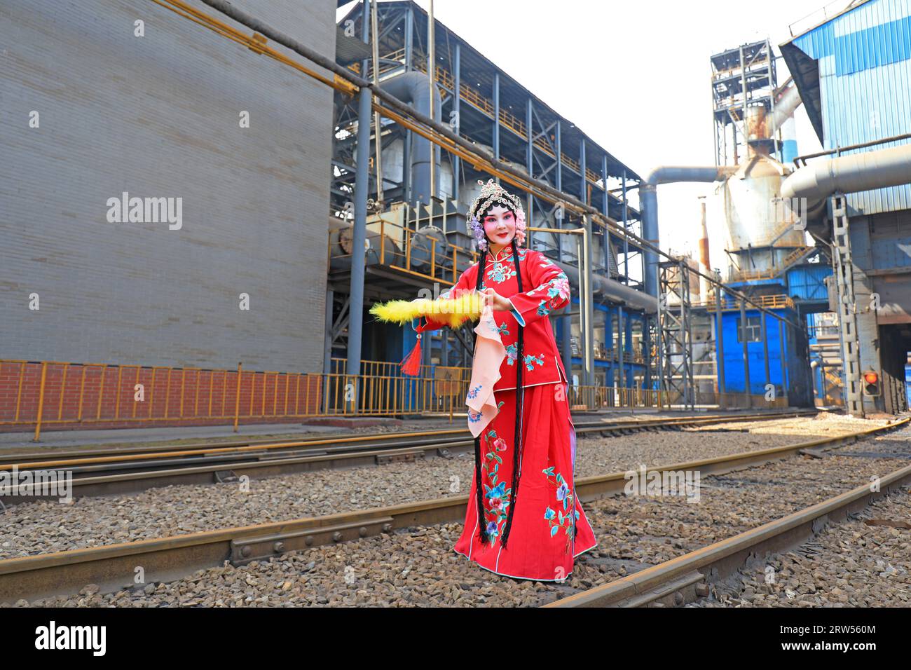 CONTEA DI LUANNAN, provincia di Hebei, Cina - 23 marzo 2021: Una ragazza vestita in costume antico canta l'opera cinese Pingju in una fabbrica Foto Stock