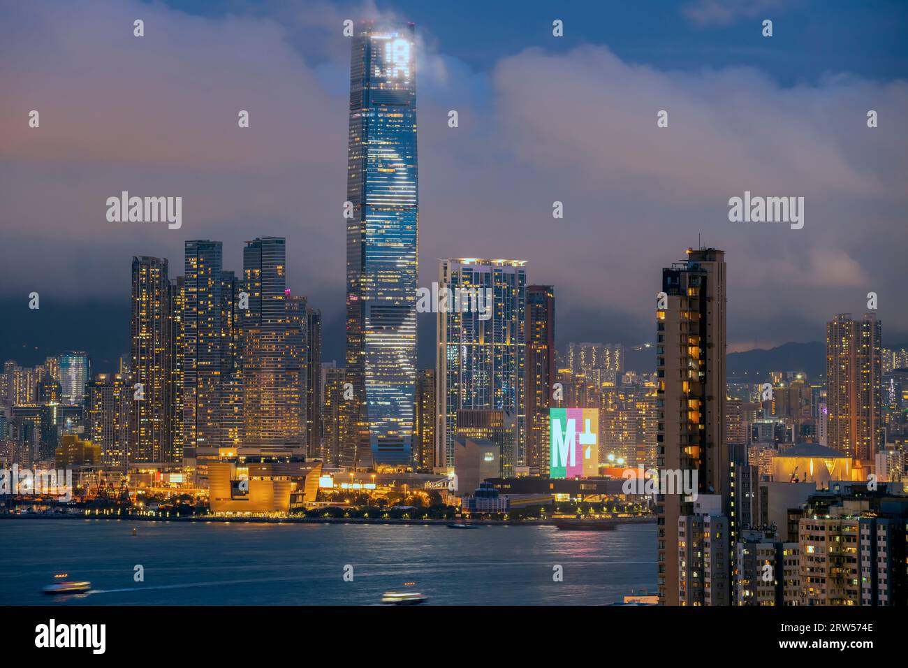 L'ICC International Commerce Centre e il nuovissimo museo M+ di cultura visiva di Hong Kong, Victoria Harbour, Hong Kong, Cina. Foto Stock