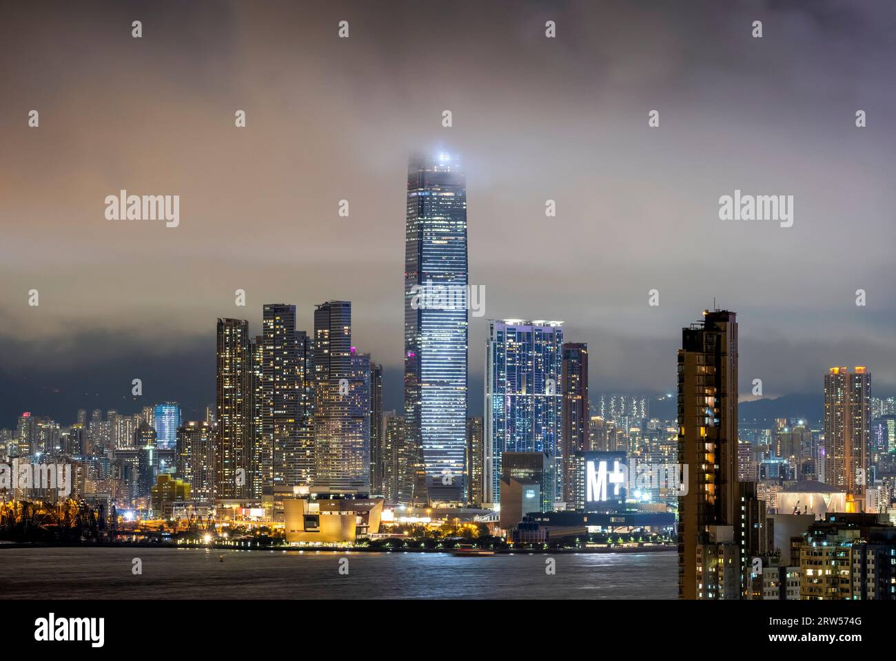 L'ICC International Commerce Centre e il nuovissimo museo M+ di cultura visiva di Hong Kong, Victoria Harbour, Hong Kong, Cina. Foto Stock