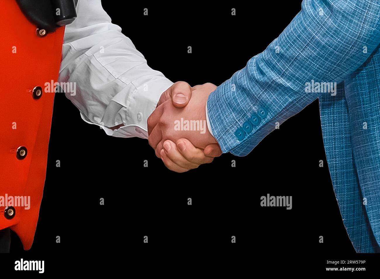 Gli uomini stringono le mani un buon affare su un accordo di successo per eventi di affari d'affari su sfondo nero. Foto Stock