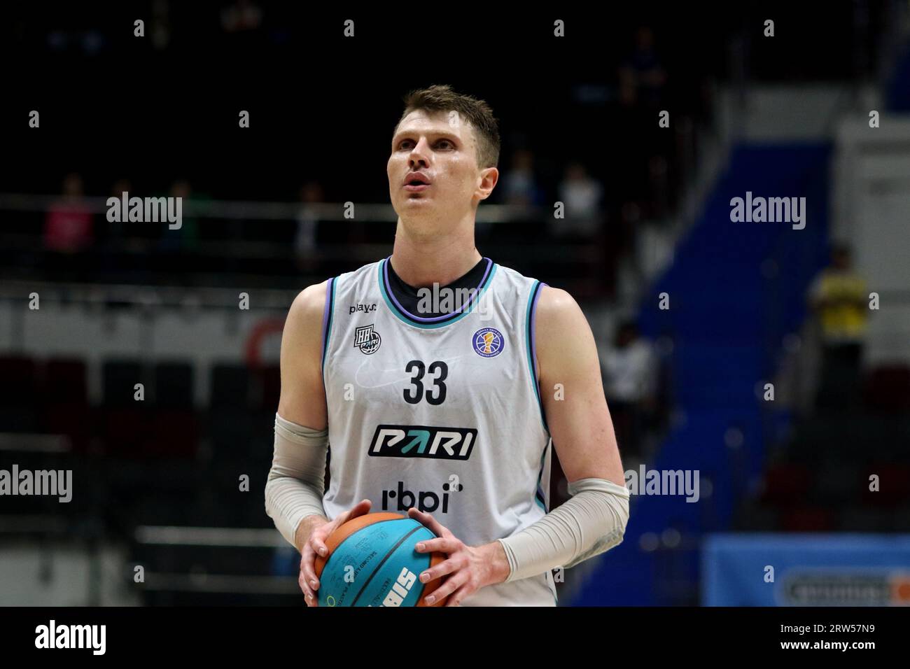 San Pietroburgo, Russia. 16 settembre 2023. Andrey Vorontsevich (33) di pari Nizhny Novgorod in azione durante la Kondrashin e Belov Cup, tra pari Nizhny Novgorod e MBA Mosca all'Arena. Punteggio finale; pari Nizhny Novgorod 79:69 MBA. (Foto di Maksim Konstantinov/SOPA Images/Sipa USA) credito: SIPA USA/Alamy Live News Foto Stock