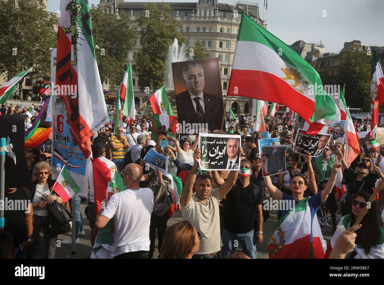 Londra, Regno Unito. 16 settembre 2023. I manifestanti portano ritratti del principe ereditario dell'Iran Reza Pahlavi mentre si radunano in Piazza Trafalgar. La protesta segna il primo anniversario della morte di Mahsa Amini 22, che è stato arrestato dalla polizia della moralità in Iran dopo aver detto che indossava il suo hijab in modo errato. Amini e' stata portata in un centro di detenzione dove e' collassata ed e' morta. La sua morte e la morte di altri a seguito di una repressione in Iran hanno ispirato il movimento Women Life Freedom in tutto il mondo. I manifestanti chiedono la fine della Repubblica islamica. Credito: SOPA Images Limited/Alamy Live News Foto Stock