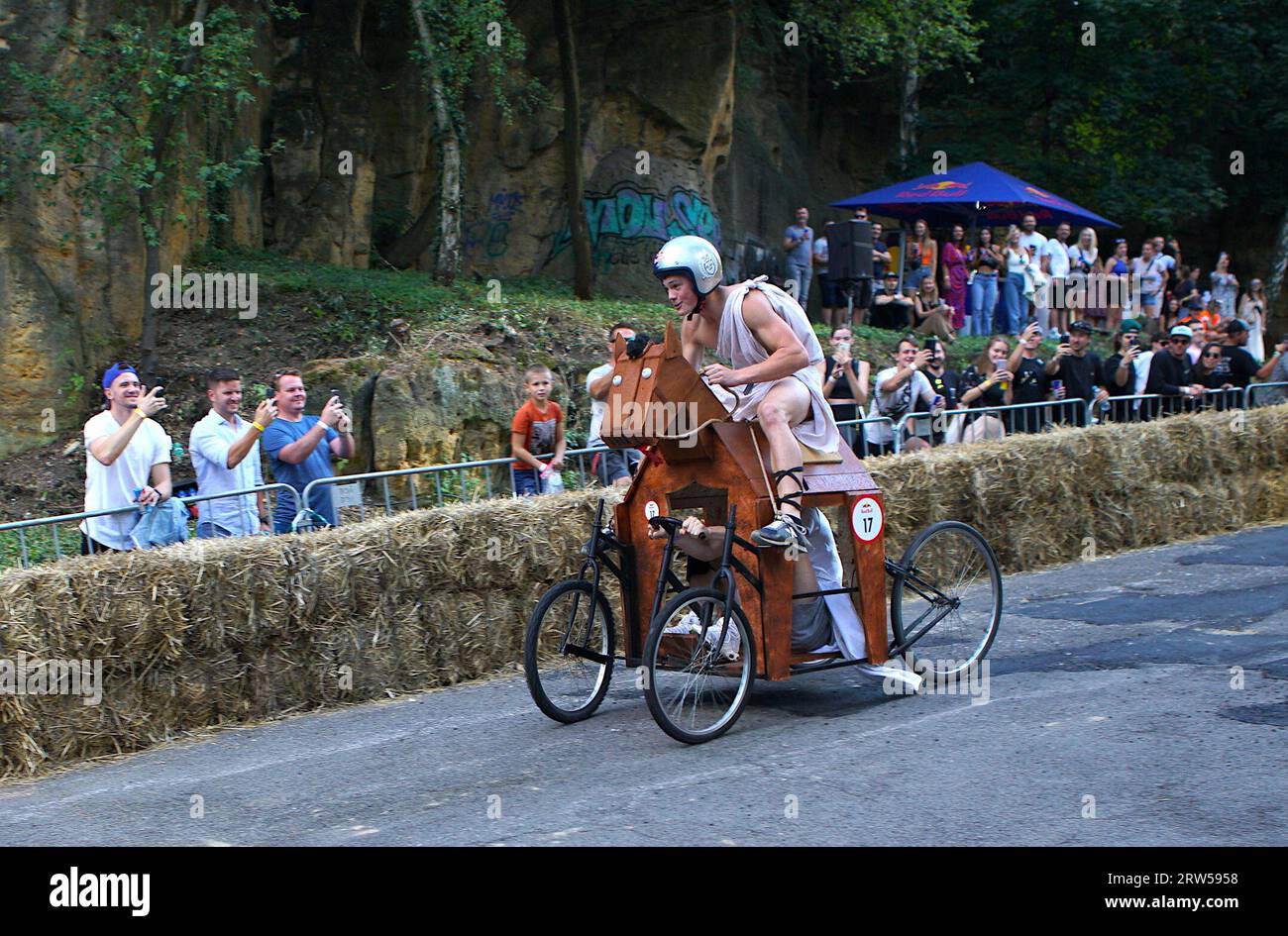 Praga, Repubblica Ceca. 16 settembre 2023. Due concorrenti guidano un veicolo a forma di cavallo di legno durante la corsa Red Bull Kary, una competizione di veicoli artigianali non motorizzati, a Praga, Repubblica Ceca, il 16 settembre, 2023. un totale di 40 squadre selezionate hanno presentato i loro veicoli fatti in casa durante l'evento al Park Kralovka, nella capitale ceca, sabato. Crediti: Dana Kesnerova/Xinhua/Alamy Live News Foto Stock