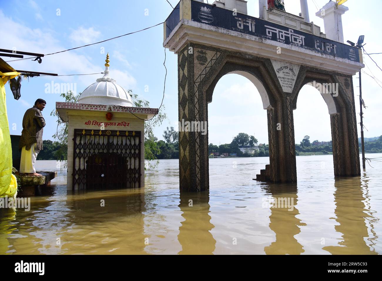 India, Madhya Pradesh, Jabalpur, 17 settembre 2023: Le aree del tempio sommerso colpite dalle inondazioni dopo l'apertura del cancello della 13a diga di Bargi a Gwarighat nel fiume Narmada Jabalpur Madhya Pradesh, foto di - Uma Shankar MISHRA credito: River Ganga/Alamy Live News Foto Stock