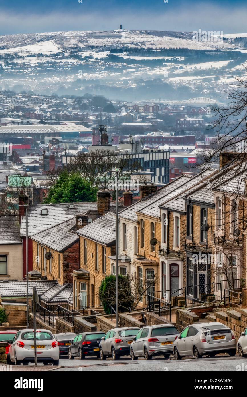 Scena invernale di Blackburn, Lancashire, Regno Unito - guardando verso la Darwen Tower Foto Stock