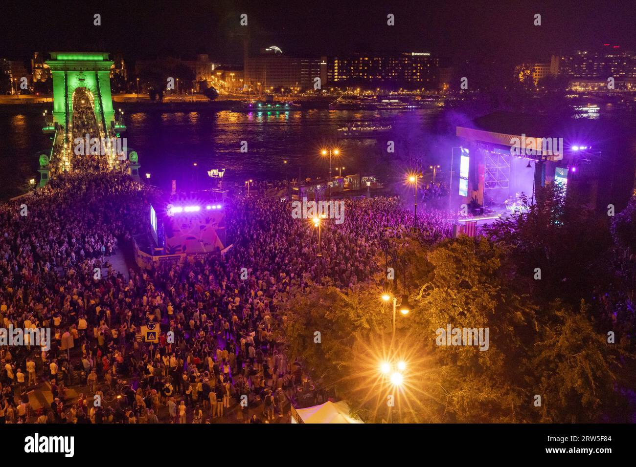 Budapest. 16 settembre 2023. La gente si diverte a un concerto durante il Festival del Ponte delle catene che celebra il 150° compleanno di Budapest a Budapest, in Ungheria, il 16 settembre 2023. Nel 1873, Buda, Pest e Obuda furono unificate in un'unica città, dando il nome alla città di Budapest. Crediti: Attila Volgyi/Xinhua/Alamy Live News Foto Stock