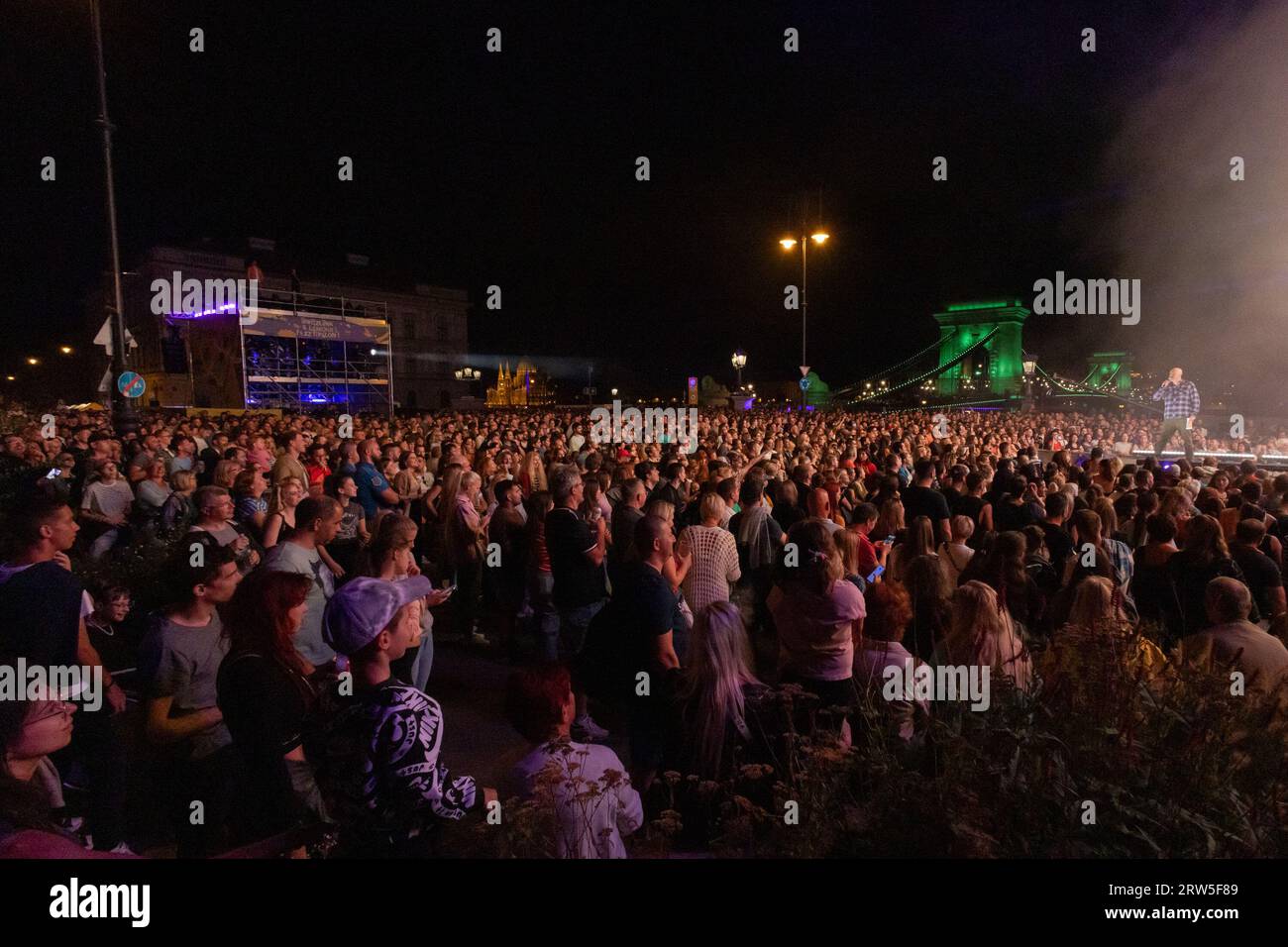 Budapest. 16 settembre 2023. La gente si diverte a un concerto durante il Festival del Ponte delle catene che celebra il 150° compleanno di Budapest a Budapest, in Ungheria, il 16 settembre 2023. Nel 1873, Buda, Pest e Obuda furono unificate in un'unica città, dando il nome alla città di Budapest. Crediti: Attila Volgyi/Xinhua/Alamy Live News Foto Stock