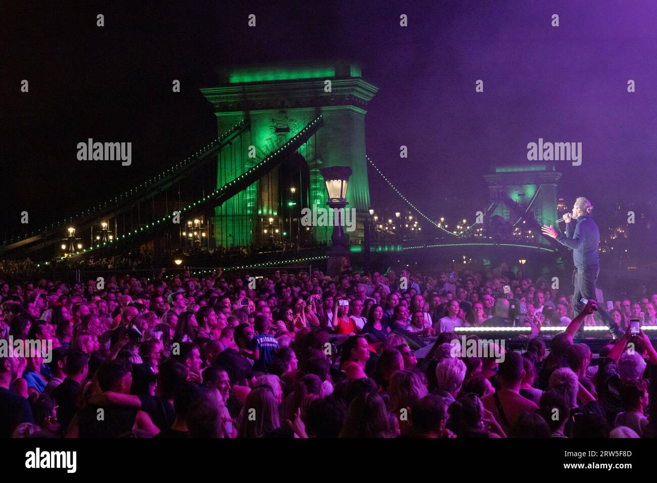 Budapest. 16 settembre 2023. La gente si diverte a un concerto durante il Festival del Ponte delle catene che celebra il 150° compleanno di Budapest a Budapest, in Ungheria, il 16 settembre 2023. Nel 1873, Buda, Pest e Obuda furono unificate in un'unica città, dando il nome alla città di Budapest. Crediti: Attila Volgyi/Xinhua/Alamy Live News Foto Stock