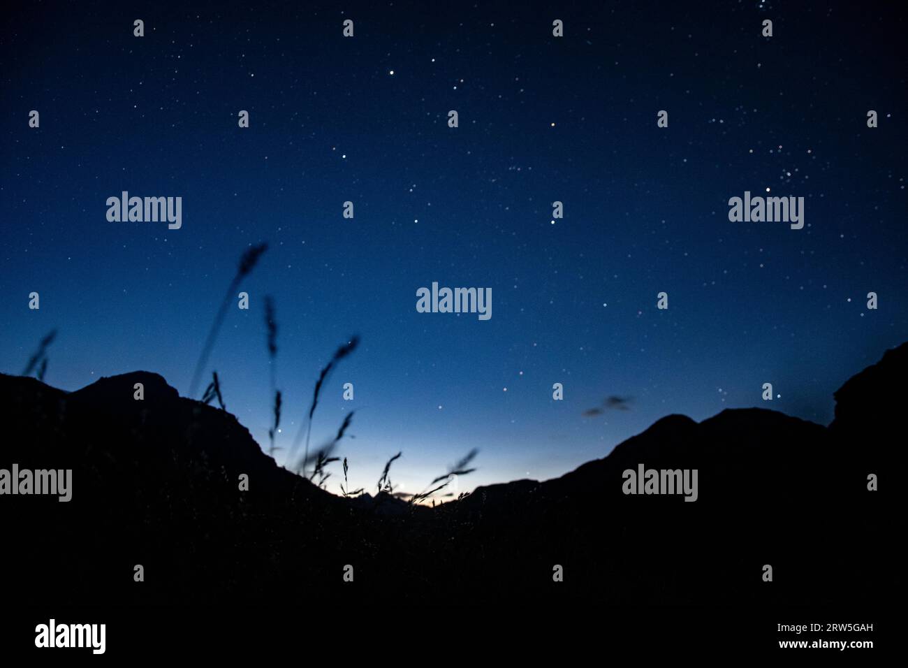 Ungetrübter Sternenhimmel im abgelegenen Val da la Duana a Graubünden Foto Stock