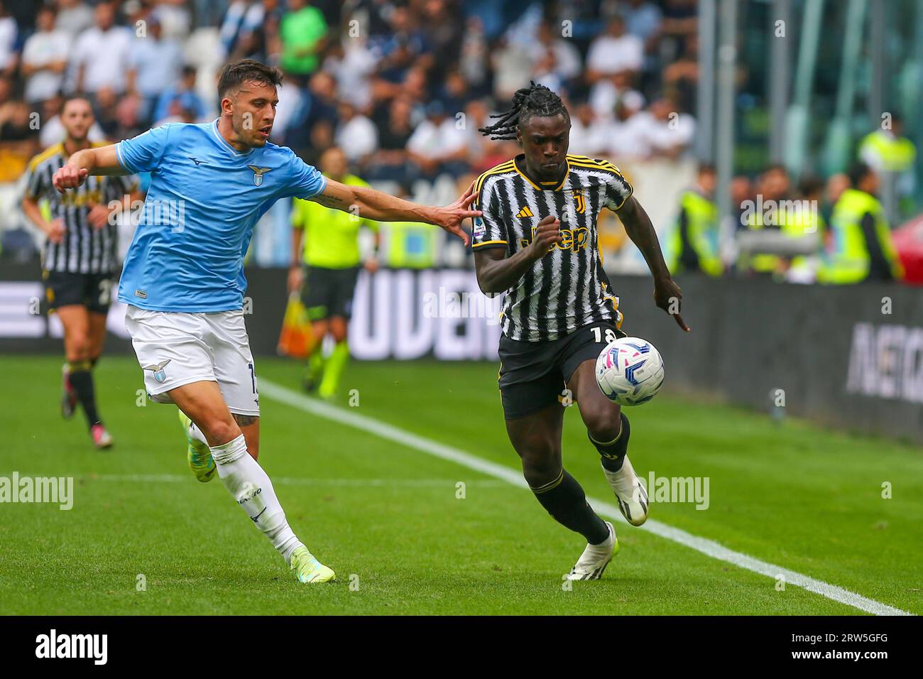 Moise Kean della Juventus FC e Nicolò Casale della SS Lazio durante la partita tra la Juventus FC e la SS Lazio il 16 settembre 2023 allo stadio Allianz di Foto Stock