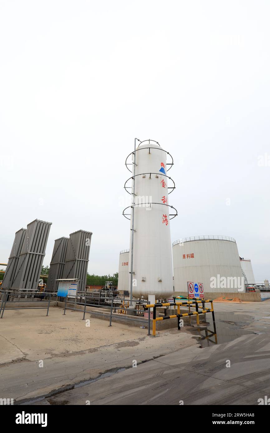 Serbatoio di stoccaggio del petrolio di raffineria, Cina settentrionale Foto Stock