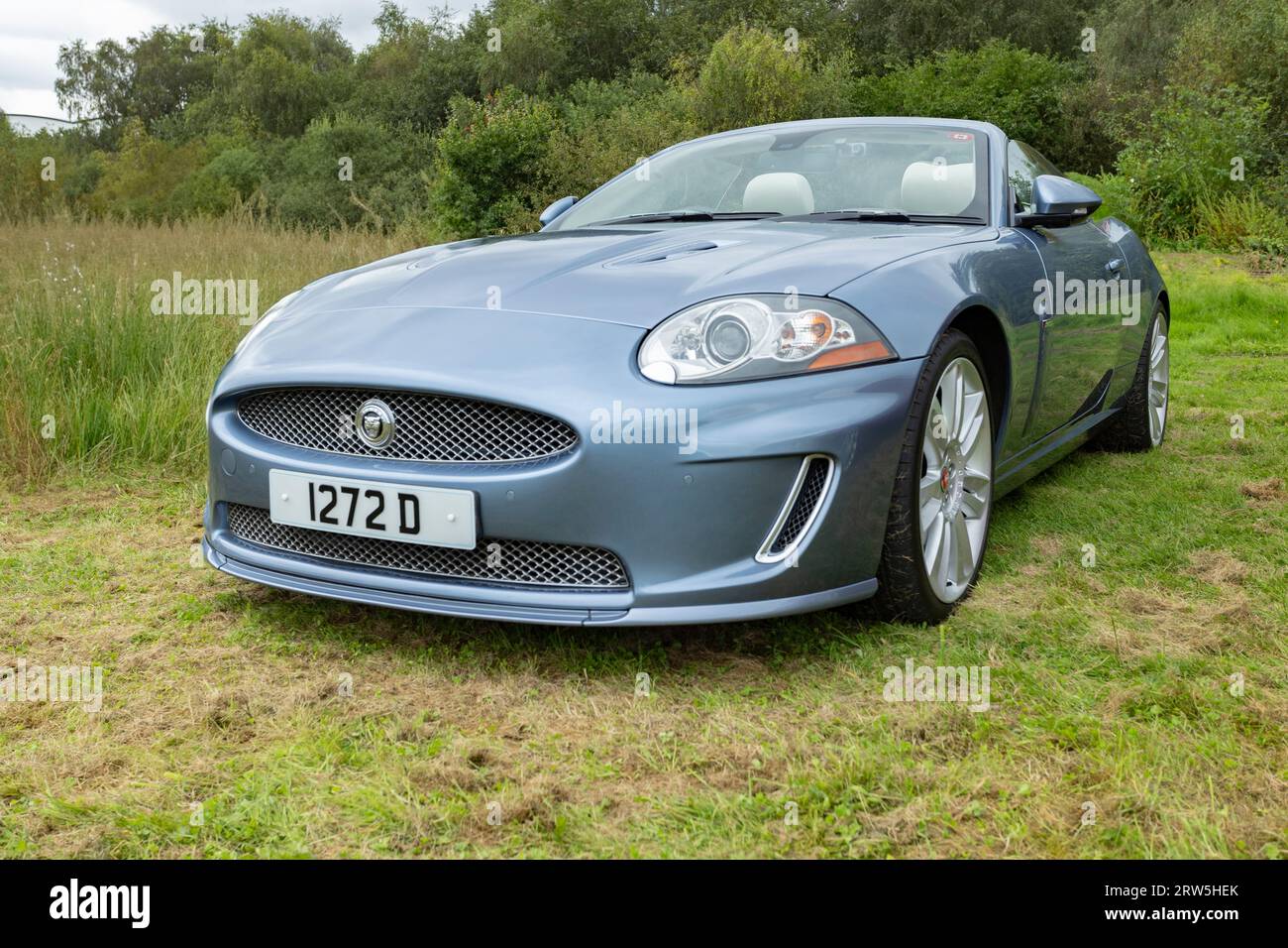 Newcastle-under-Lyme, Staffordshire-regno unito aprile, 14, 2023 Jaguar XK Coupe in mostra a un salone di auto Foto Stock