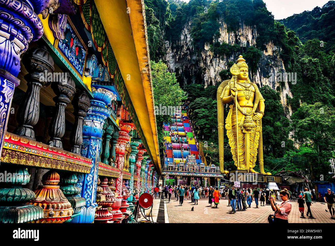 Grotta di Batu, tempio induista in una giornata di sole a Kuala Lumpur, Malesia. Foto Stock