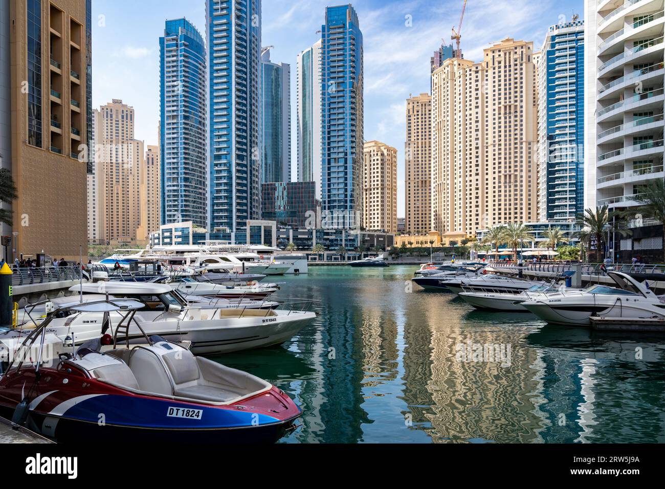 Dubai, Emirati Arabi Uniti - 12 marzo 2023: Vista dei grattacieli di Dubai mentre si cammina a Dubai Marina durante una giornata di sole Foto Stock