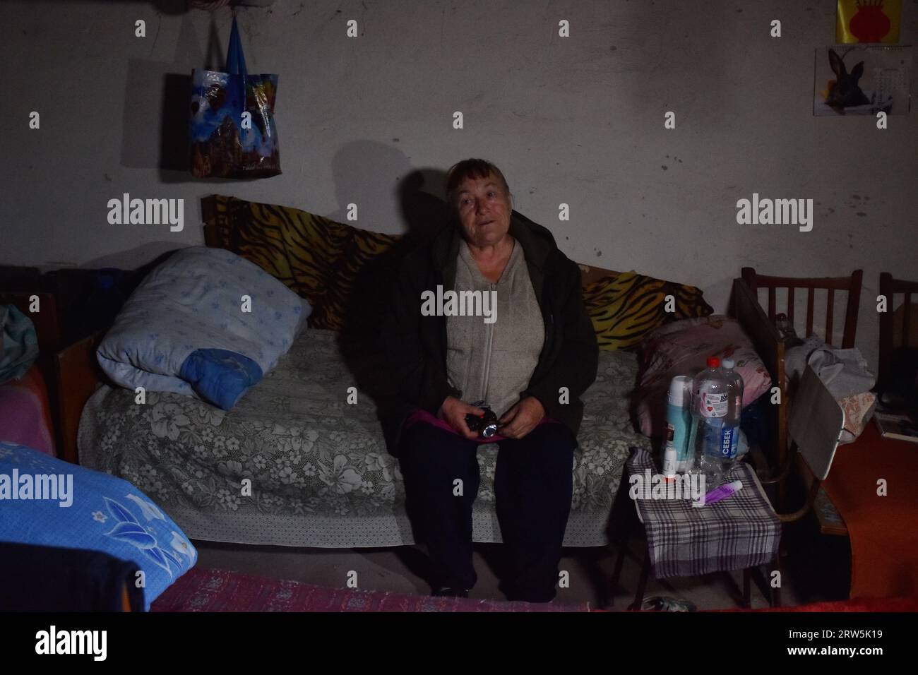 Huliaipole, Ucraina. 14 settembre 2023. Olga, 71 anni, vista sul suo letto in un rifugio antibomba. Huliaipole si trova vicino al fronte nella regione di Zaporizhzhia, dove ebbe luogo la controffensiva Ucraina contro le forze russe. La città ha subito quotidianamente attacchi di razzi e artiglieria da parte delle forze russe. Credito: SOPA Images Limited/Alamy Live News Foto Stock