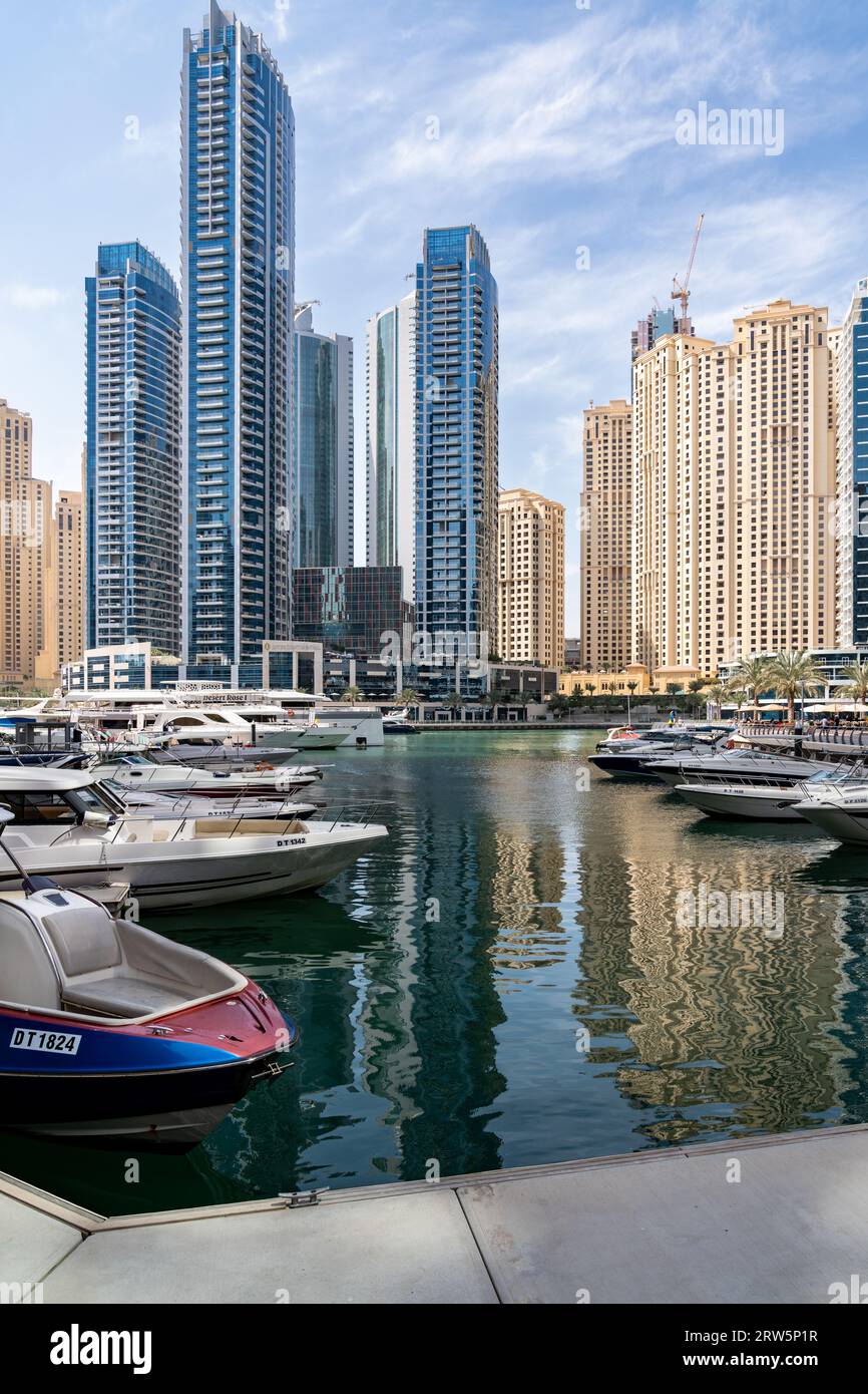 Dubai, Emirati Arabi Uniti - 12 marzo 2023: Vista dei grattacieli di Dubai mentre si cammina a Dubai Marina durante una giornata di sole Foto Stock
