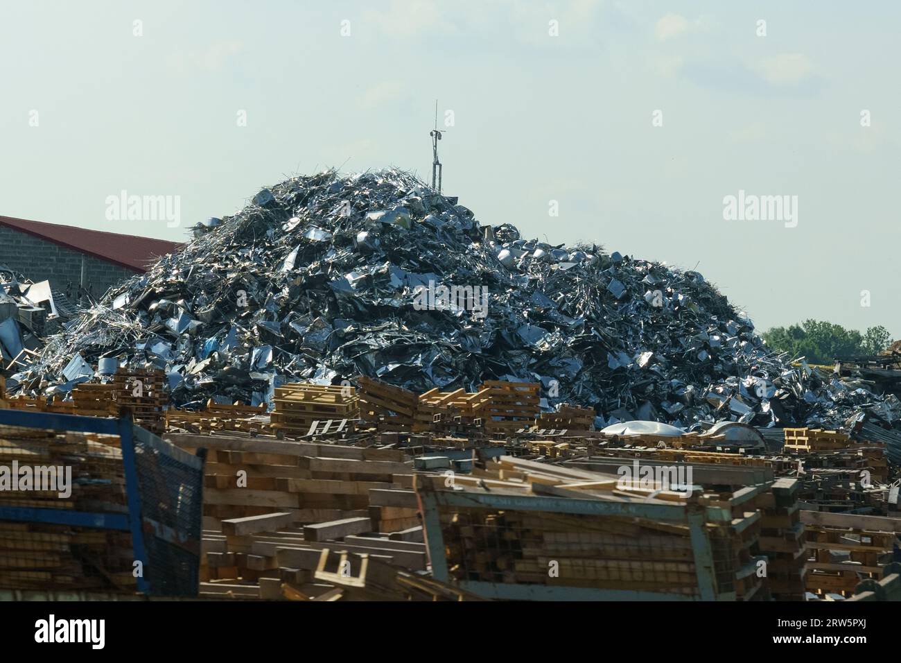 Magazzino di riciclaggio. Una montagna di rifiuti metallici prodotti dalla produzione. Nitidezza selettiva. Foto Stock