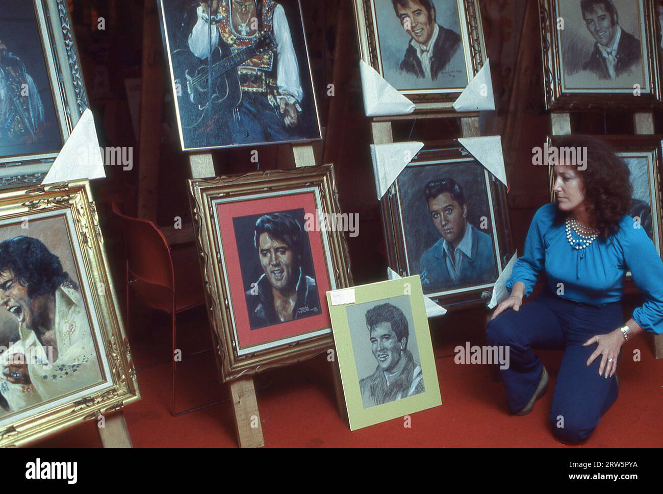 Nancy Wolf, una pittrice specializzata in dipinti di Elvis Presley. A uno spettacolo di cimeli di Elvis del 1978 in concomitanza con il suo primo compleanno dopo la sua morte. A Memphis, Tennessee. Foto Stock