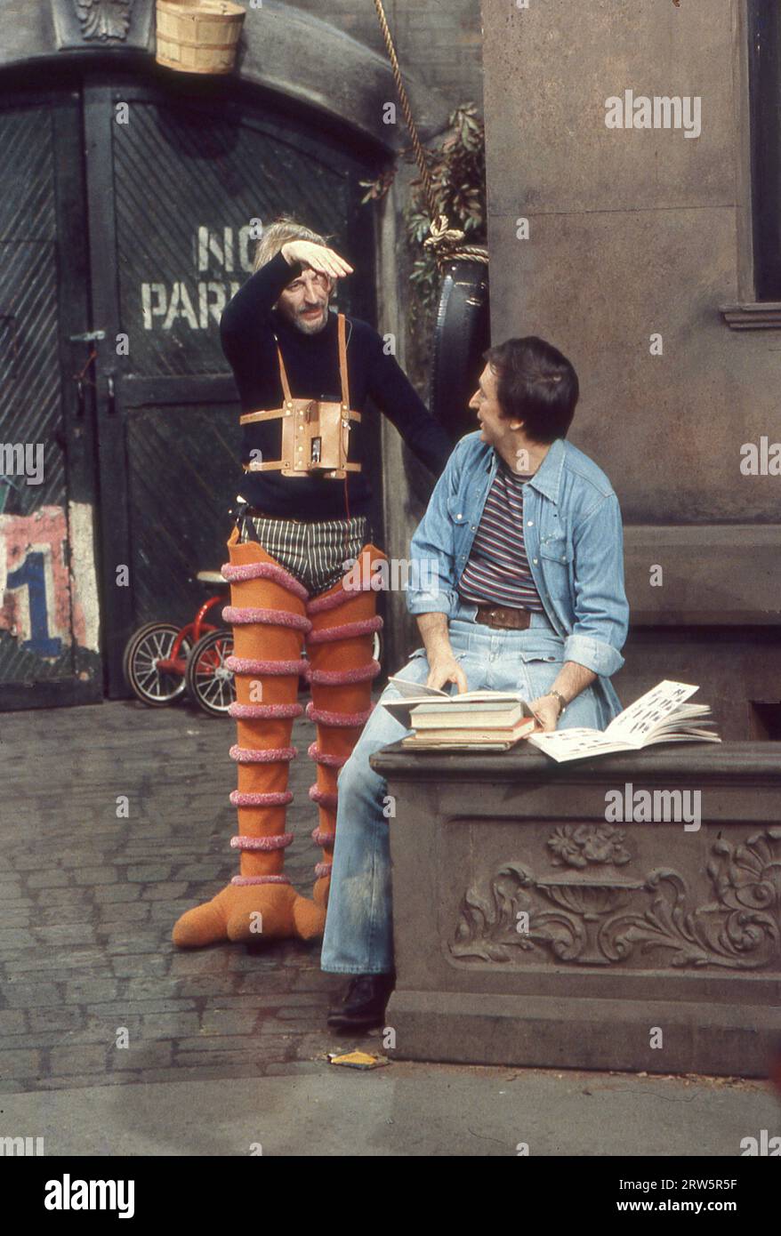 Il burattinaio Carol Spinney che gioca all'interno di Big Bird prova una scena con Bob McGrath che interpreta Bob Johnson. Sul set di Sesame Street nel 1977, quando registrarono nell'Upper West Side di Manhattan. Foto Stock