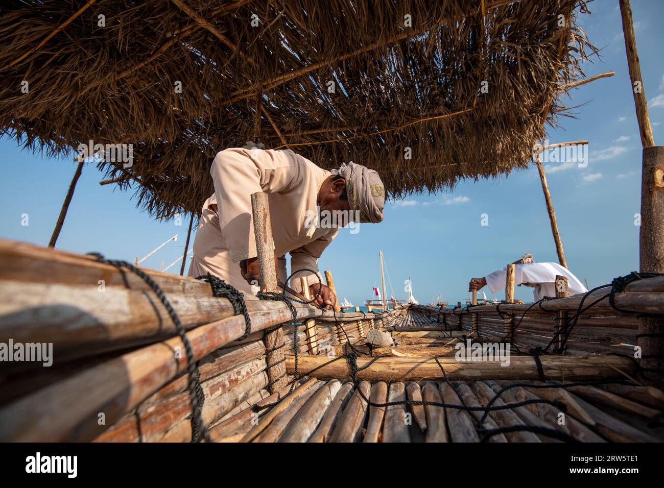 Costruttore di barche in legno dhow. costruzione di un dhow boat. Dhow Festival Doha Foto Stock