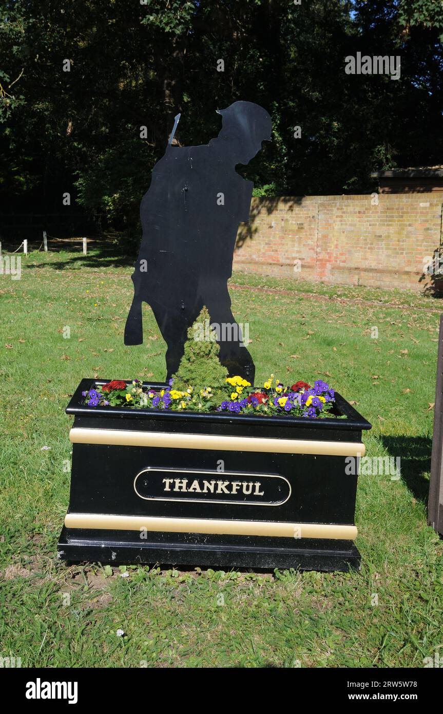 Piantatrice di fiori di Thankful Village, Stoke Hammond, Buckinghamshire. Il termine “Thankful Villages” è stato usato per la prima volta dallo scrittore e giornalista britannico Arth Foto Stock