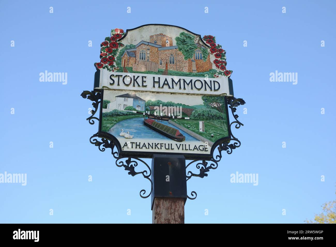 Village sign, Stoke Hammond, Buckinghamshire.il termine “Thankful Villages” è stato usato per la prima volta dallo scrittore e giornalista britannico Arthur Mee nel suo King’s Foto Stock