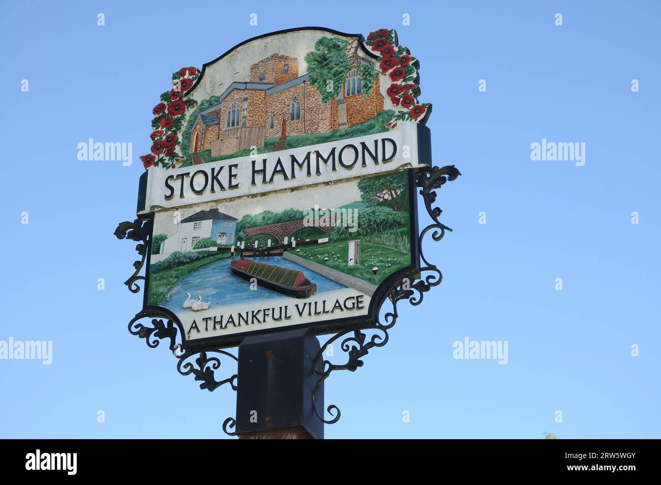 Village sign, Stoke Hammond, Buckinghamshire.il termine “Thankful Villages” è stato usato per la prima volta dallo scrittore e giornalista britannico Arthur Mee nel suo King’s Foto Stock