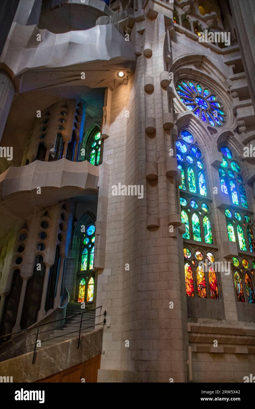 Vetrate colorate all'interno della Sagrada Familia Foto Stock