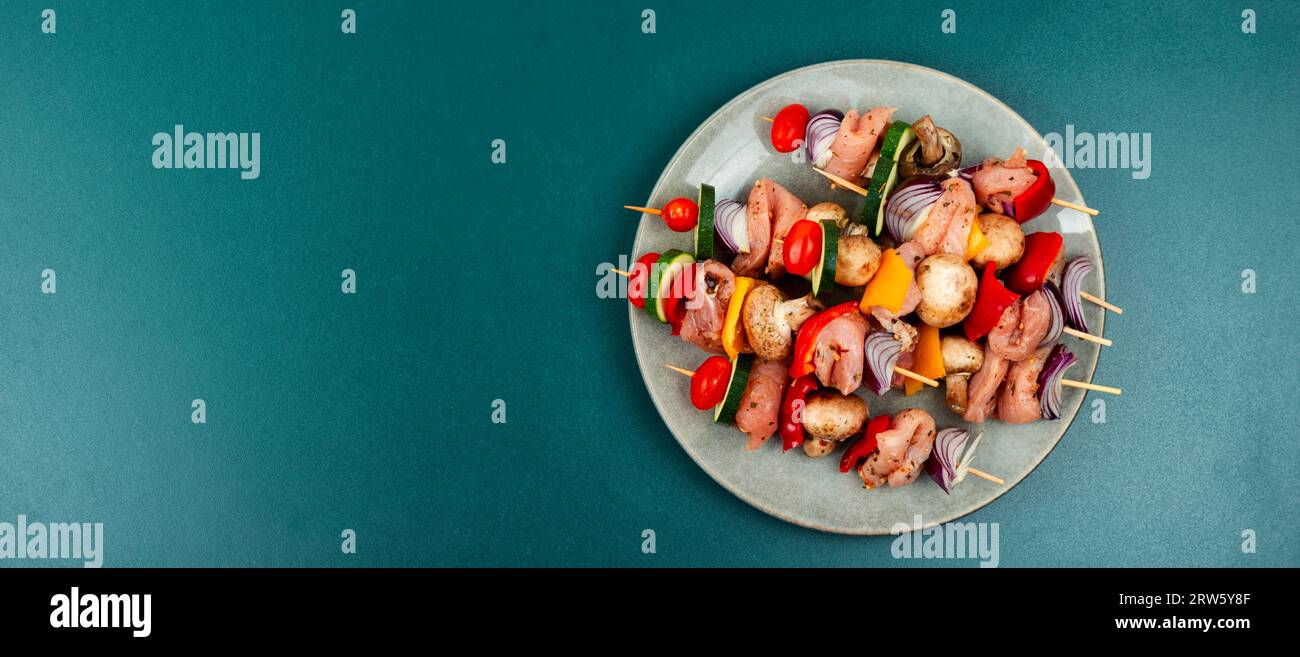 Appetitoso kebab di carne crudo con verdure marinate alle erbe. Copia spazio. Foto Stock