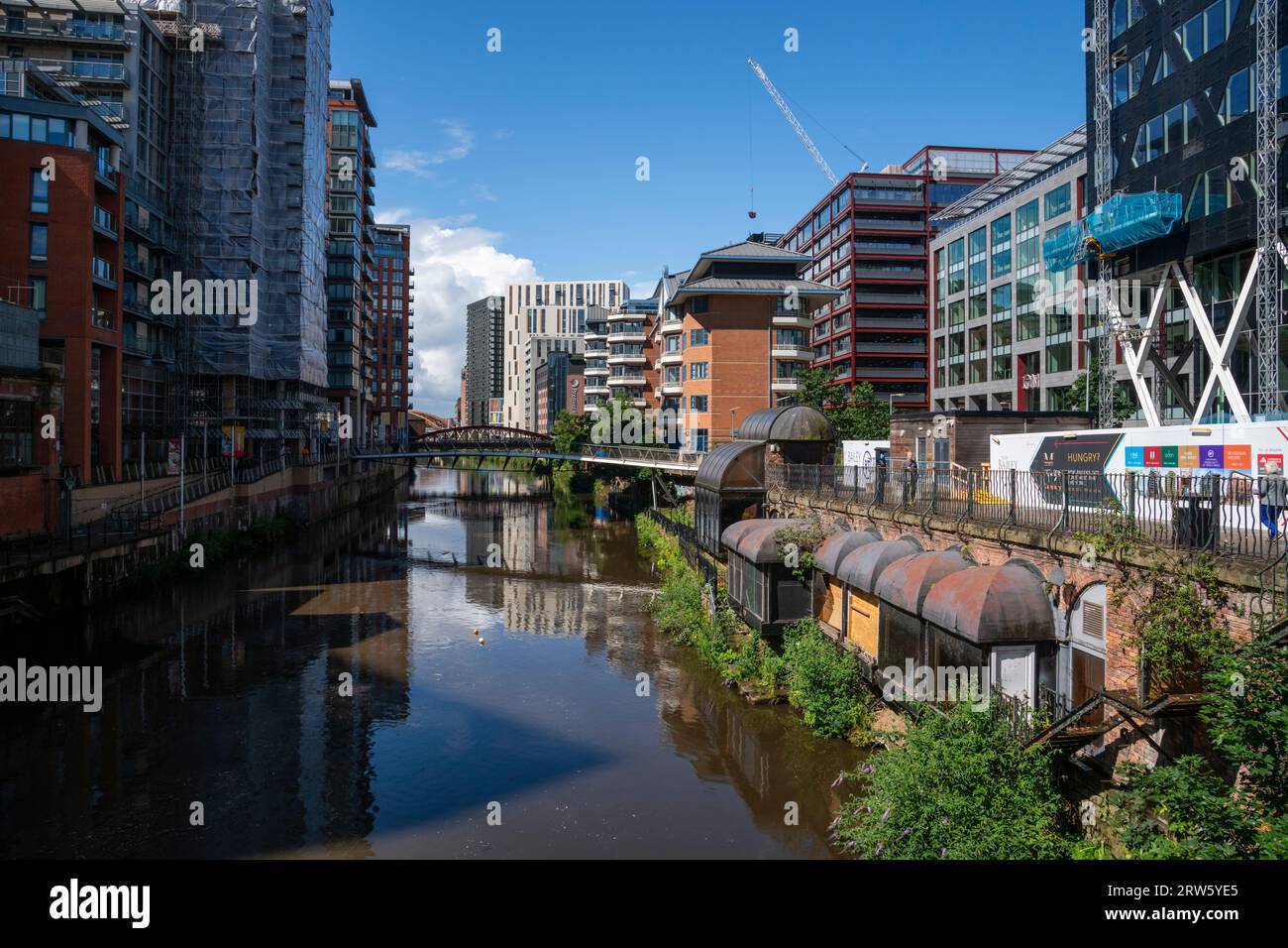 Moderni appartamenti accanto al fiume Irwell a Salford e Manchester, Inghilterra Foto Stock