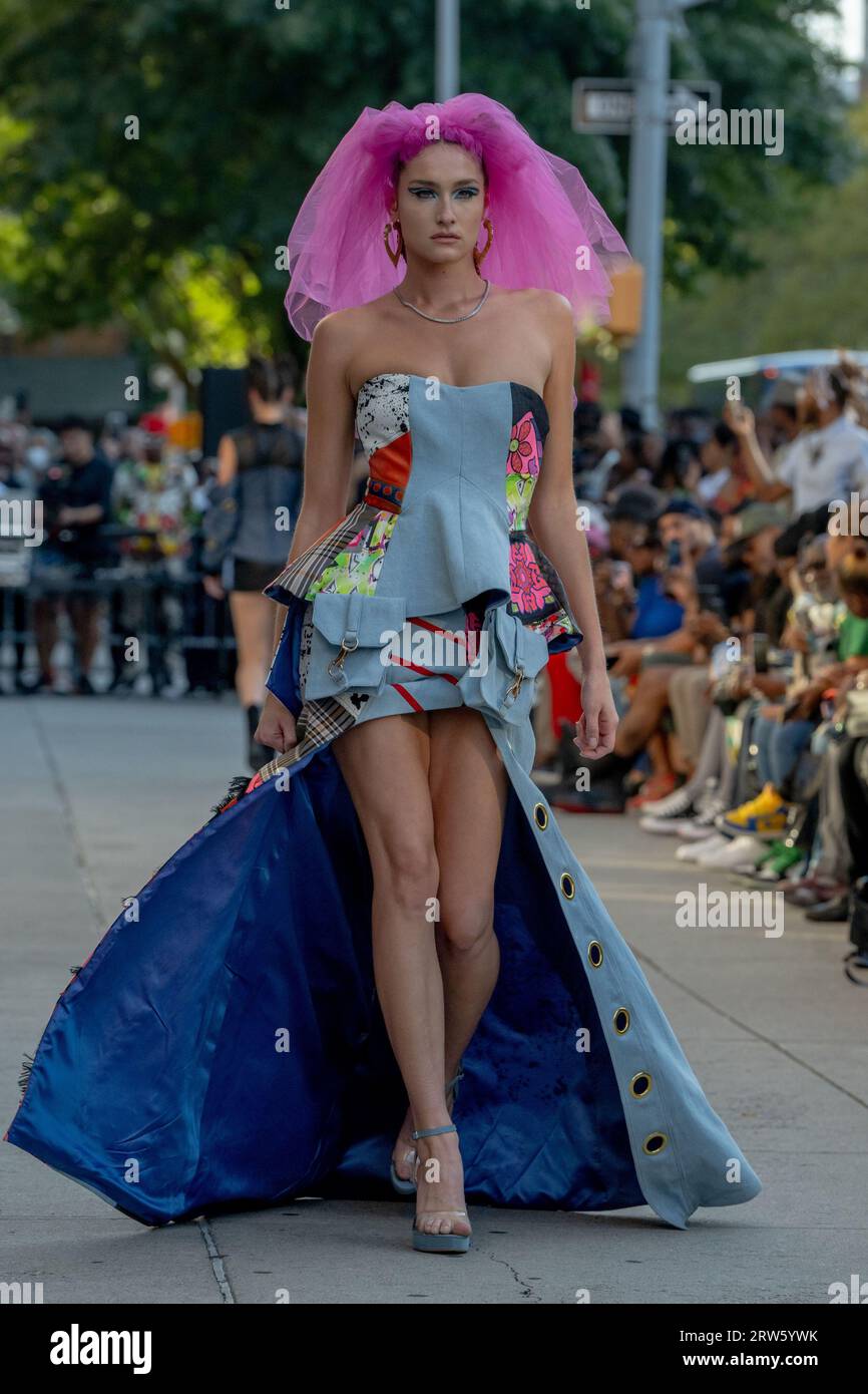 16 settembre 2023, New York, New York, Stati Uniti: (NEW) Edwing D&#39;Angelo Atelier - Runway - New York Fashion Week - settembre 2023. 16 settembre 2023, New York, New York, USA: Una modella cammina in passerella alla sfilata Edwing D&#39;Angelo in una Harlem Street durante la New York Fashion Week 2023 settembre 2023 a New York City. (Credito: M10s / TheNews2) (foto: M10s/Thenews2/Zumapress) (immagine di credito: © Ron Adar/TheNEWS2 via ZUMA Press Wire) SOLO USO EDITORIALE! Non per USO commerciale! Foto Stock