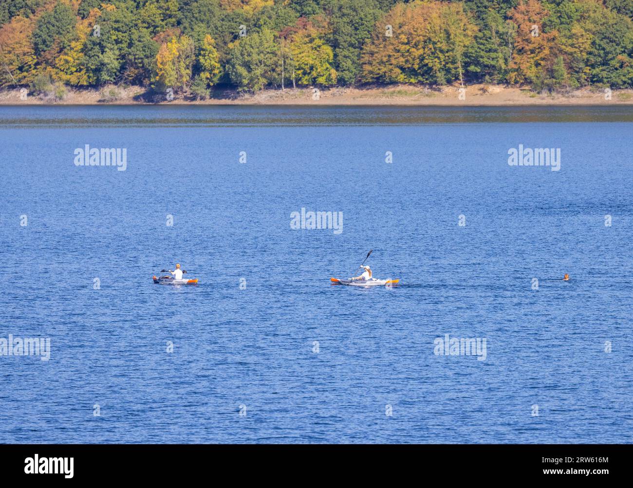 Heimbach, Germania. 17 settembre 2023. Due barche in kayak scivolano sulle acque della diga di Rur vicino a Heimbach. Crediti: Thomas Banneyer/dpa/Alamy Live News Foto Stock