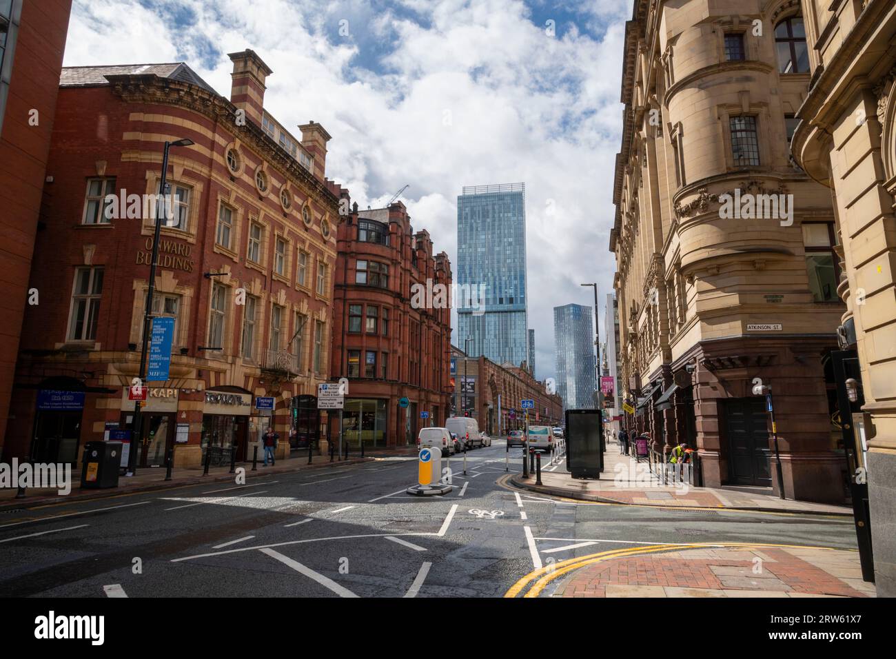 La trafficata strada principale di Deansgate nella città di Manchester, Inghilterra. Beetham Tower in lontananza. Foto Stock La trafficata strada principale di Deansgate nella città di Manchester, Inghilterra. Beetham Tower in lontananza. Foto Stock