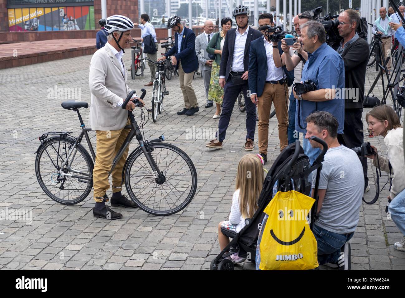 Re Filippo - Filip del Belgio raffigurato durante una visita reale ad Anversa, per partecipare a un giro in bicicletta durante la domenica senza auto, ad Anversa, domenica 17 settembre 2023. In tutto il paese, Bruxelles e le città delle Fiandre e della regione vallona tengono la domenica senza auto durante la "settimana della mobilità" (settimana van de mobiliteit - Semaine de la Mobilite) e organizzano attività per concentrarsi su altri modi di trasporto. BELGA FOTO HATIM KAGHAT Foto Stock