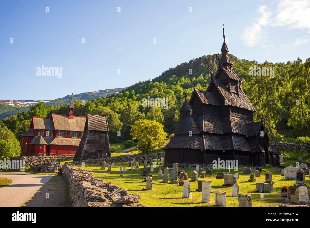 La chiesa restaurata di Borgund Stave, situata nella contea di Vestland, in Norvegia, fu costruita circa 800 anni fa. La chiesa viene fotografata in una sera d'estate Foto Stock