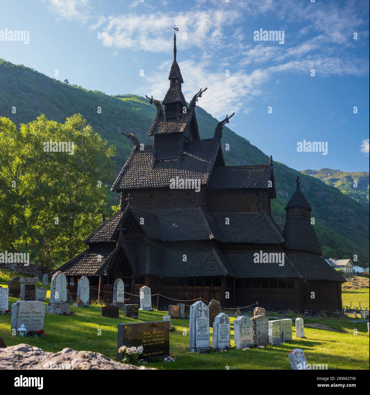 La chiesa restaurata di Borgund Stave, situata nella contea di Vestland, in Norvegia, fu costruita circa 800 anni fa. La chiesa viene fotografata in una sera d'estate Foto Stock