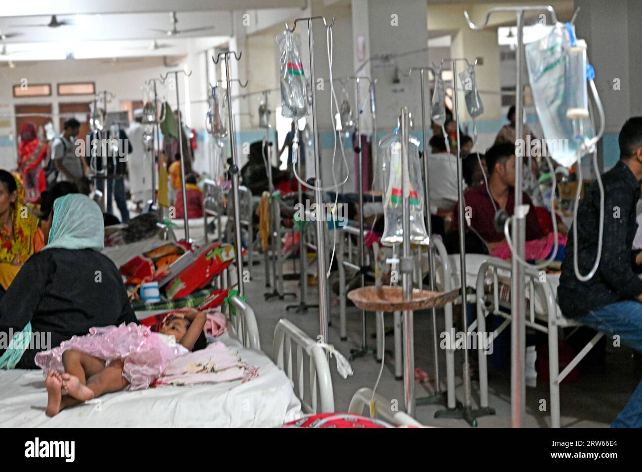 Dhaka, Bangladesh. 17 settembre 2023. I pazienti affetti da febbre dengue vengono curati all'interno della sezione ricoverata del Mugdha General Hospital a Dacca, Bangladesh, il 17 settembre 2023. Dal 1° gennaio 2023 al 16 settembre 2023, in totale 1, 64.568 persone sono state colpite dalla dengue. Almeno 804 persone sono morte nella peggiore epidemia di dengue del Bangladesh, hanno detto i funzionari il 16 settembre, mentre gli ospedali sovraccarichi lottano per curare migliaia di pazienti. Foto Stock