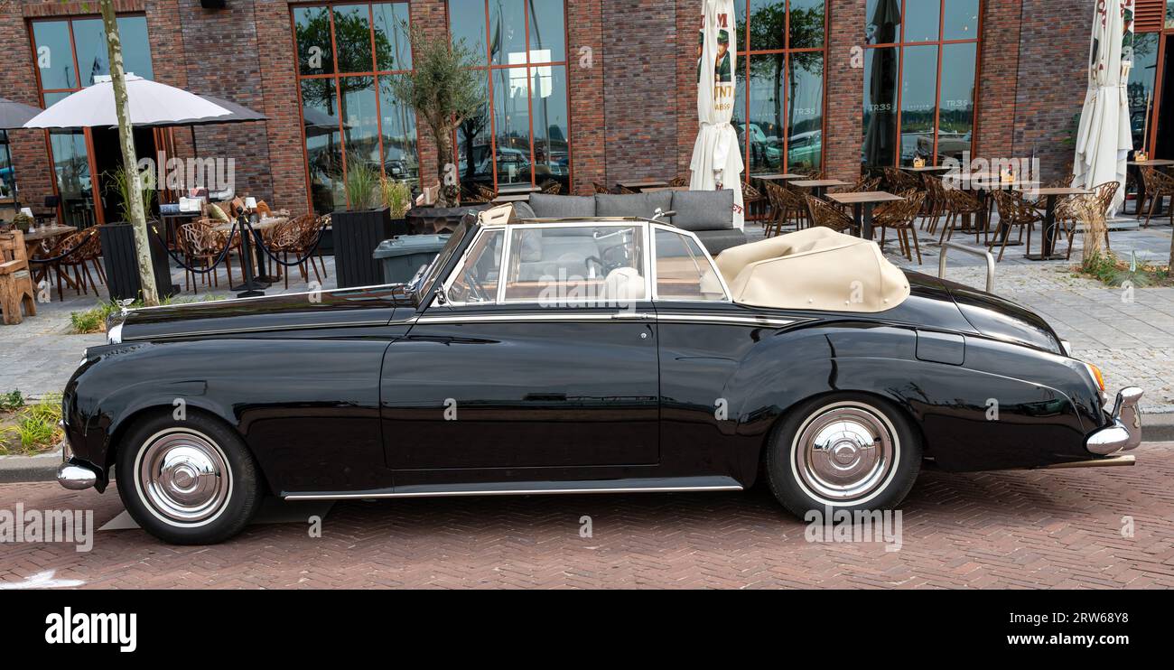 Lelystad, Paesi Bassi, 18.06.2023, Vintage Bentley S1 Continental DHC Mulliner dal 1957 al National Oldtimer Day Foto Stock