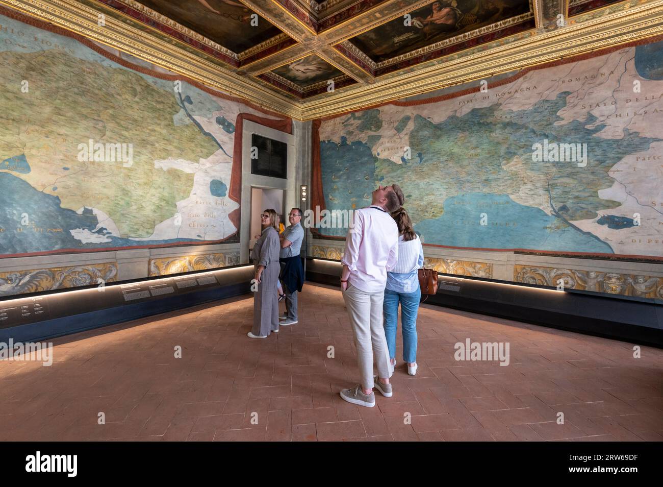 Due grandi carte murali a olio intonacate sulle pareti del vecchio e nuovo dominio dello Stato senese con i territori fiorentini e senesi in r Foto Stock