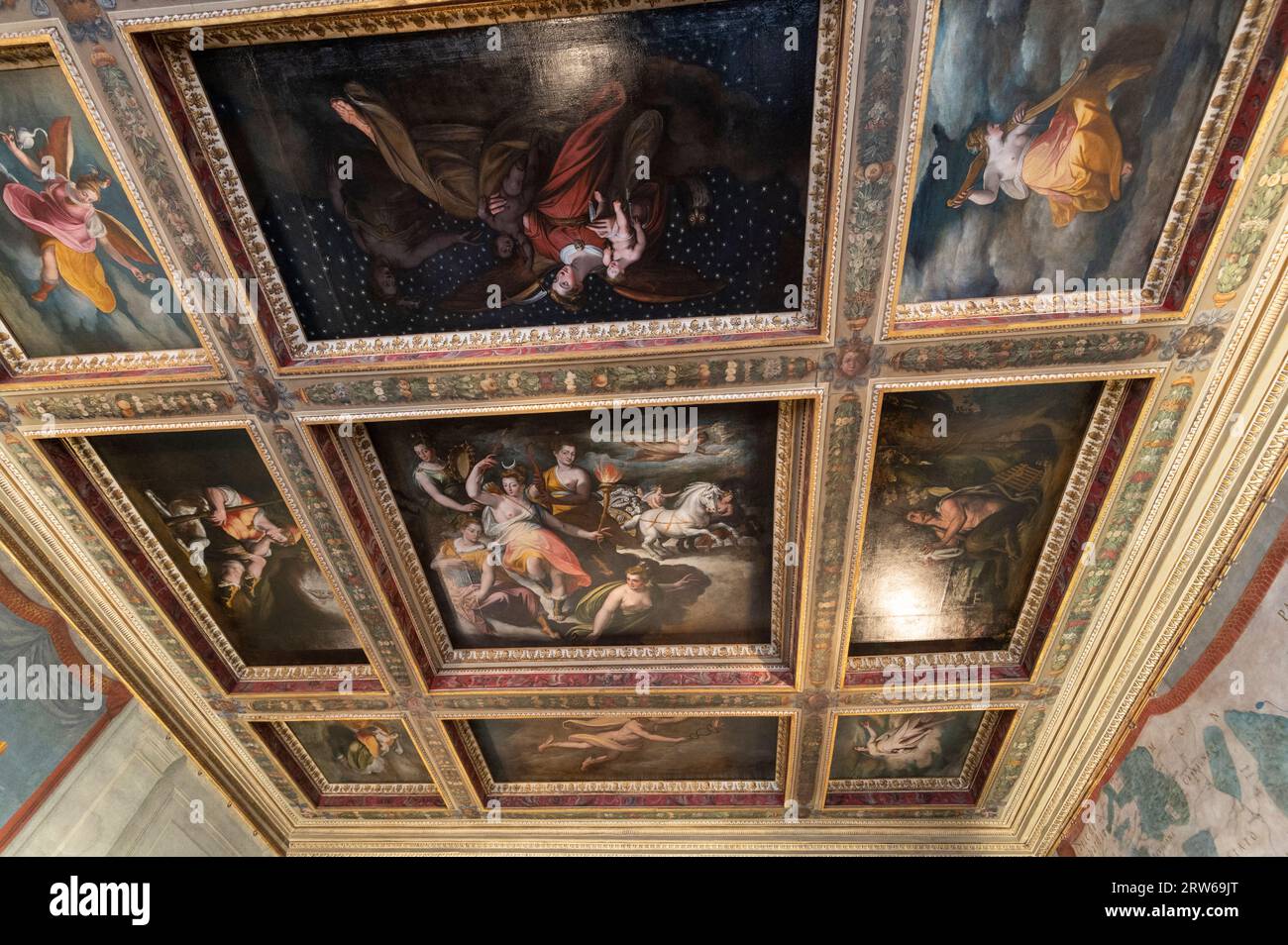 Sul soffitto sono presenti nove dipinti, ciascuno con una cornice lignea del fiorentino Jacopo Zucchi 1541 /1543 circa – 1590/1592 circa nella stanza numero A14, Terra Foto Stock