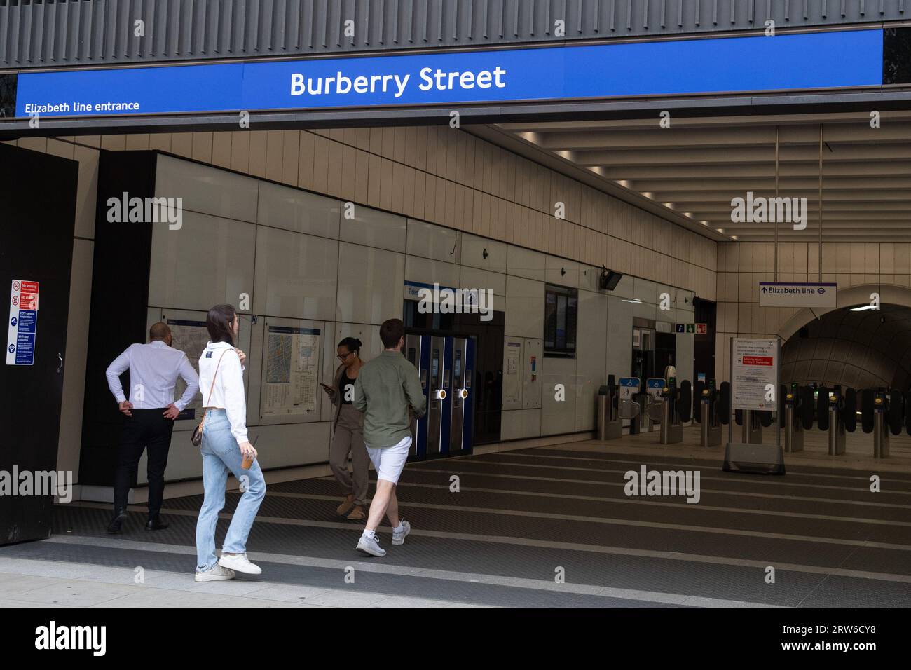 Londra, Regno Unito. 17 settembre 2023. Una vista generale della stazione della metropolitana di Londra di Bond Street, che è stata ribattezzata "Burberry Street" in collaborazione con la London Fashion Week e l'acquisizione della stazione di Bond Street da parte del marchio di moda. Credito: Justin ng/Alamy. Foto Stock