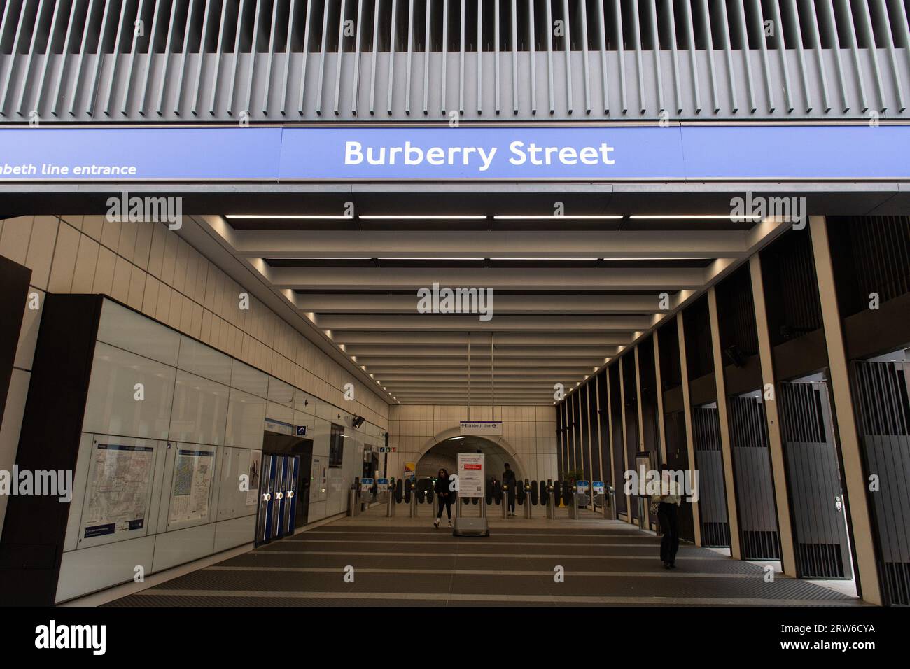 Londra, Regno Unito. 17 settembre 2023. Una vista generale della stazione della metropolitana di Londra di Bond Street, che è stata ribattezzata "Burberry Street" in collaborazione con la London Fashion Week e l'acquisizione della stazione di Bond Street da parte del marchio di moda. Credito: Justin ng/Alamy. Foto Stock